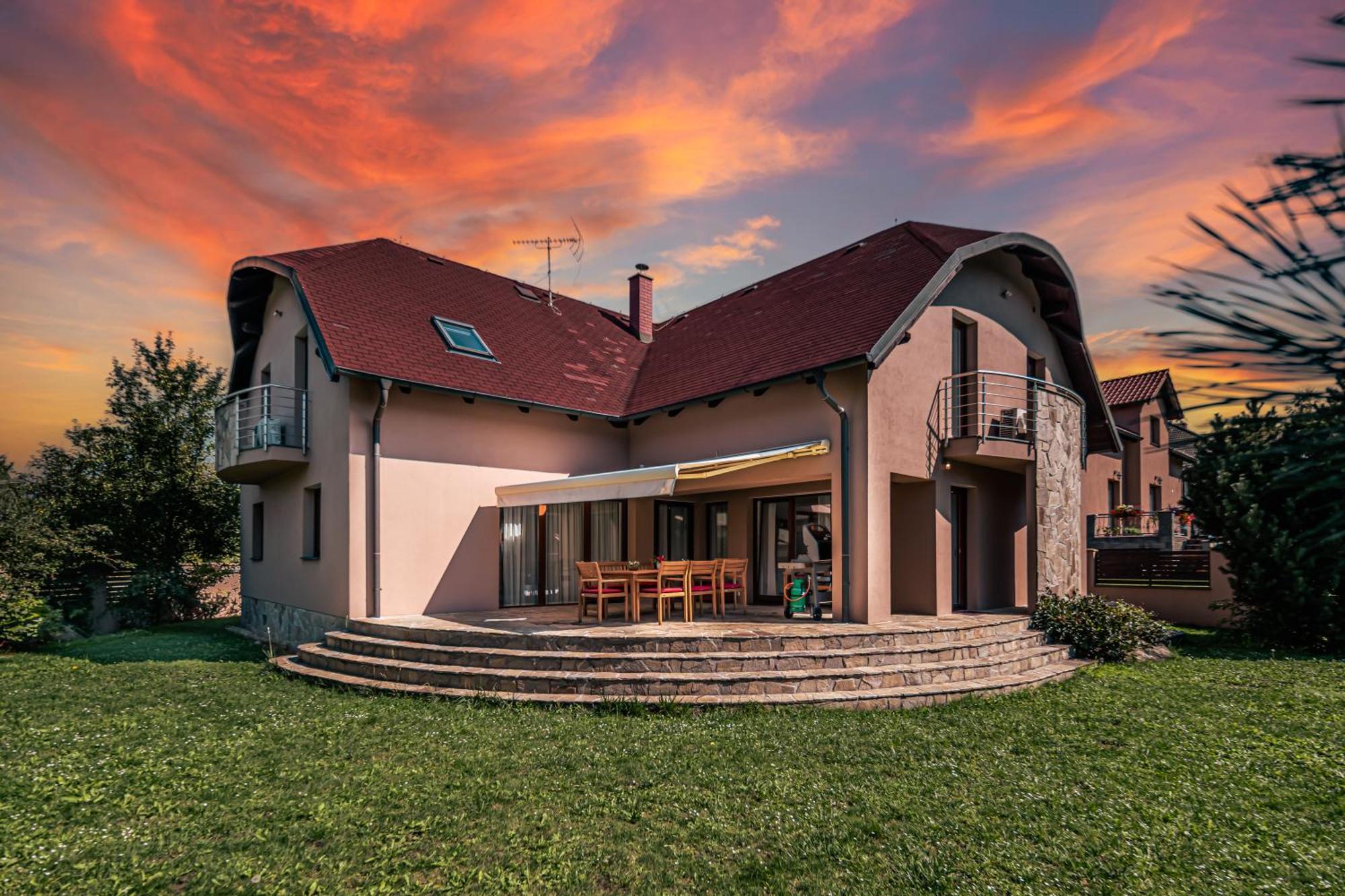 Villa With Pool & Sauna In Beer Village Velké Popovice Exterior foto